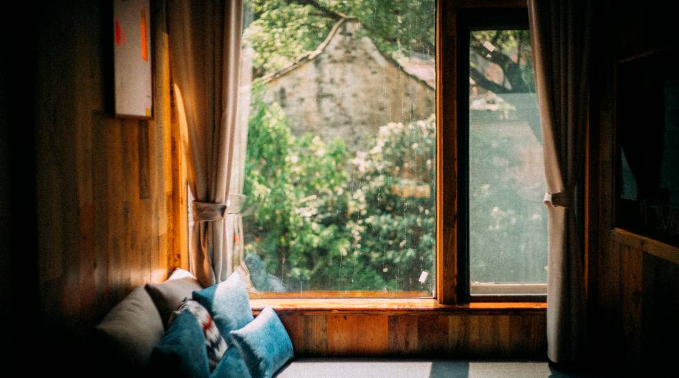 棲霞山居，溪流環(huán)繞在古村落捕魚看霞光