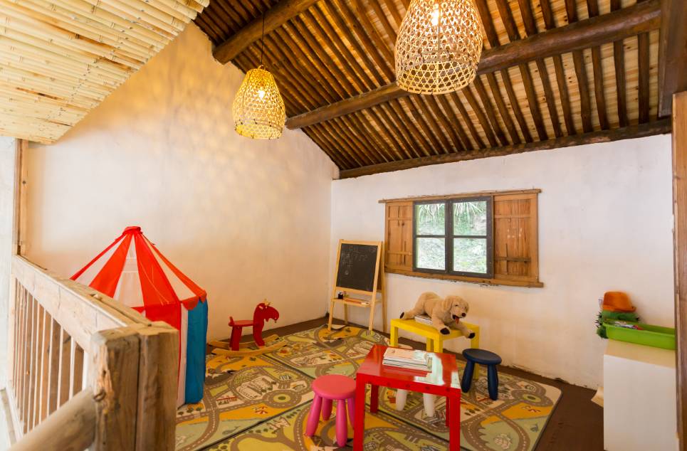 棲霞山居，溪流環(huán)繞在古村落捕魚看霞光