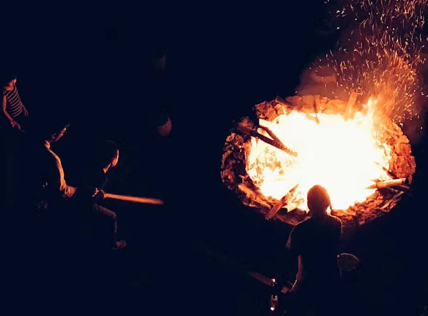 棲霞山居，溪流環(huán)繞在古村落捕魚看霞光