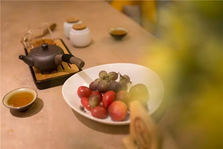 棲霞山居，溪流環(huán)繞在古村落捕魚看霞光