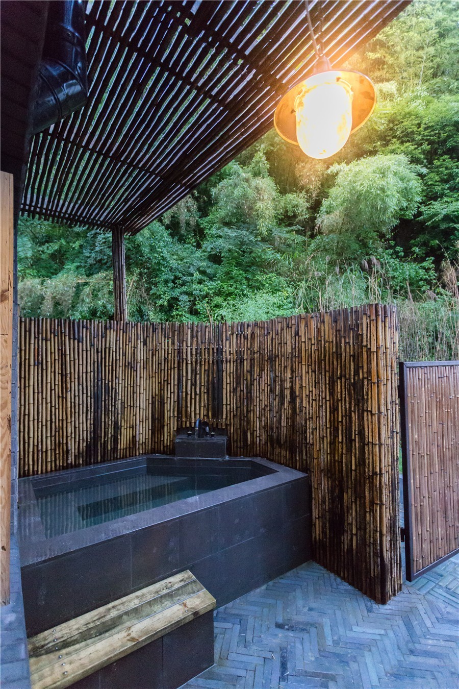 棲霞山居，溪流環(huán)繞在古村落捕魚看霞光