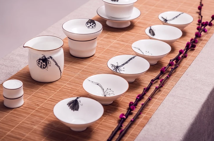 酒是一群人的寂寞，茶是一個(gè)人的狂歡