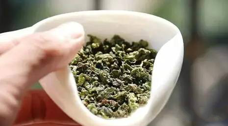 酒是一群人的寂寞，茶是一個(gè)人的狂歡