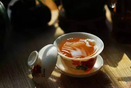 酒是一群人的寂寞，茶是一個(gè)人的狂歡