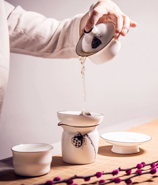 酒是一群人的寂寞，茶是一個(gè)人的狂歡