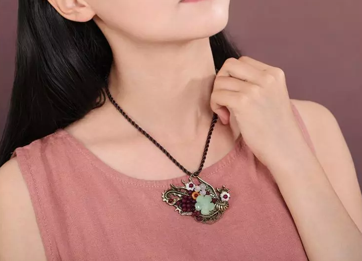 家佳樂文學(xué)鳳凰飾品復(fù)古優(yōu)雅項(xiàng)鏈?zhǔn)罪? src="/wenxue/d/file/bigpic/190404/04/13-1G001153100.png" style="height: 477px; width: 750px;" / data-RIuc="IILUCL"><br / data-U78d="gCVjhz">
	<img alt=