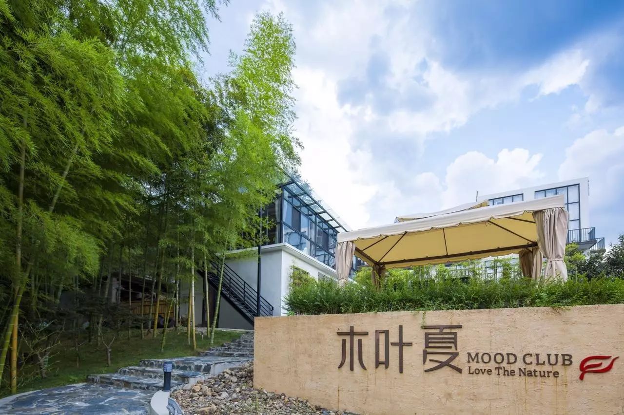 木葉夏民宿，云天收夏色木葉動(dòng)秋聲