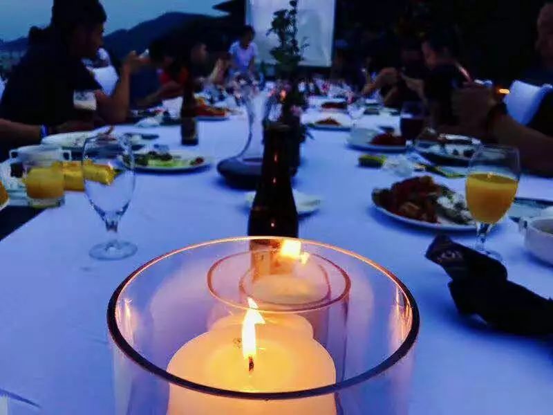 木葉夏民宿，云天收夏色木葉動(dòng)秋聲