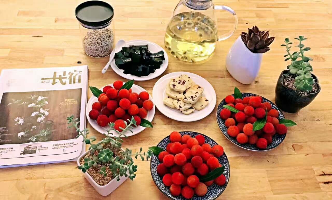 木葉夏民宿，云天收夏色木葉動(dòng)秋聲