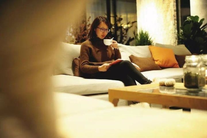 木葉夏民宿，云天收夏色木葉動(dòng)秋聲