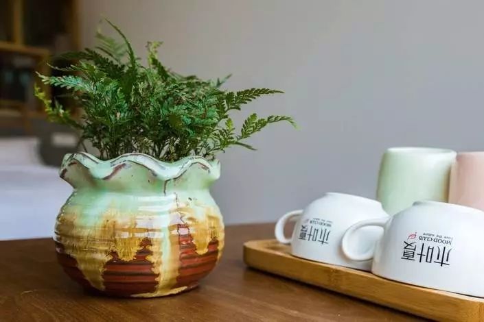 木葉夏民宿，云天收夏色木葉動(dòng)秋聲