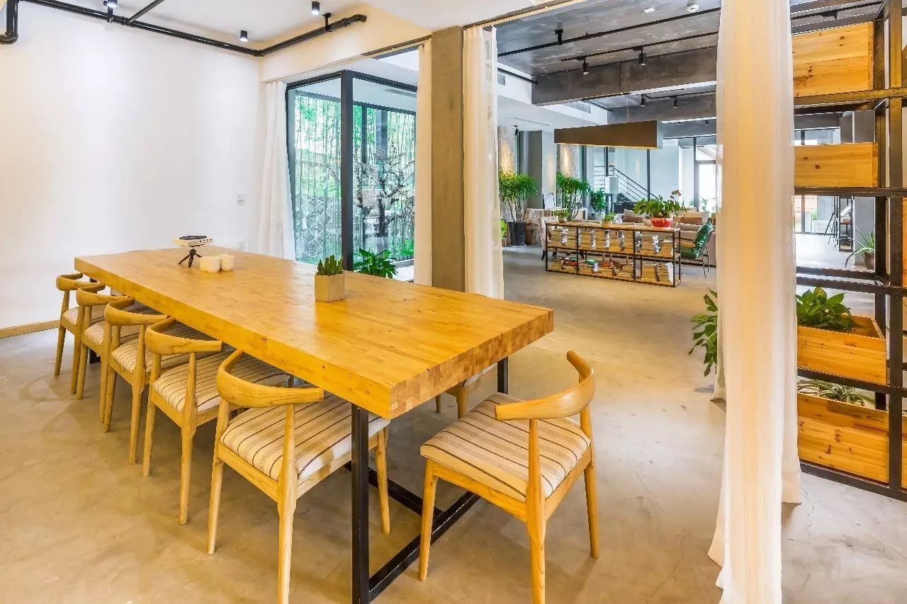 木葉夏民宿，云天收夏色木葉動(dòng)秋聲