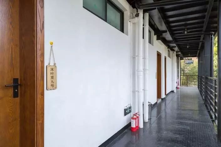 木葉夏民宿，云天收夏色木葉動(dòng)秋聲