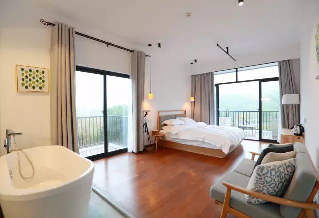 木葉夏民宿，云天收夏色木葉動(dòng)秋聲