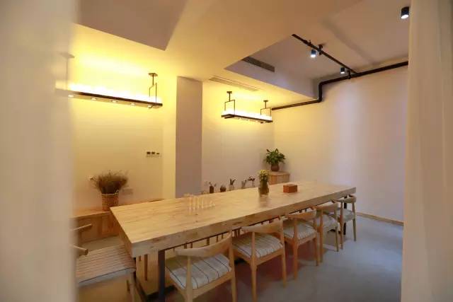 木葉夏民宿，云天收夏色木葉動(dòng)秋聲