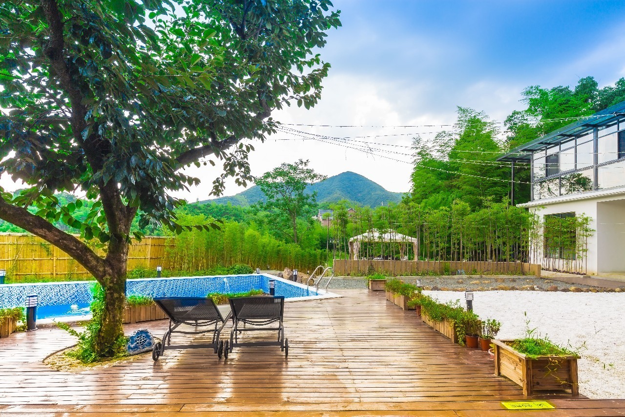 木葉夏民宿，云天收夏色木葉動(dòng)秋聲