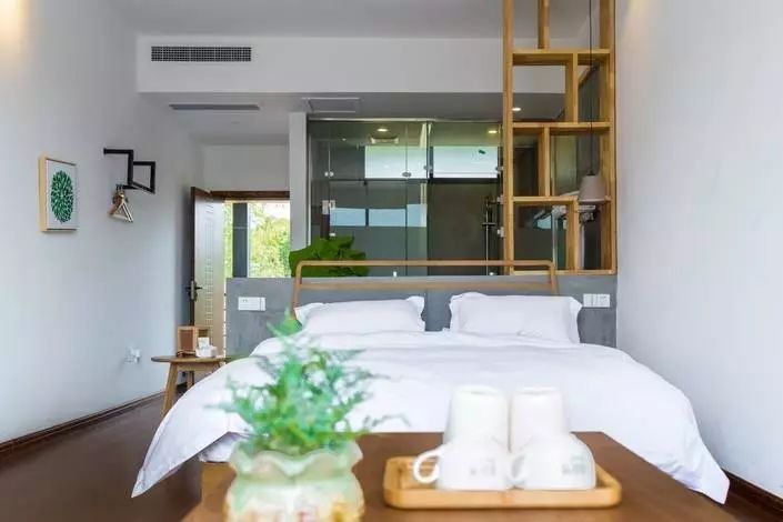 木葉夏民宿，云天收夏色木葉動(dòng)秋聲