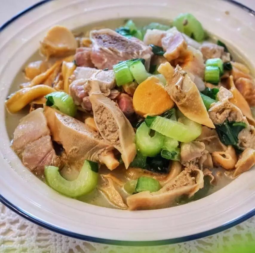 木葉夏民宿，云天收夏色木葉動(dòng)秋聲