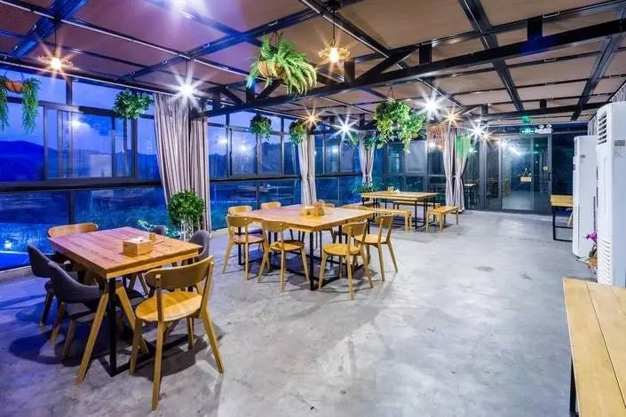 木葉夏民宿，云天收夏色木葉動(dòng)秋聲