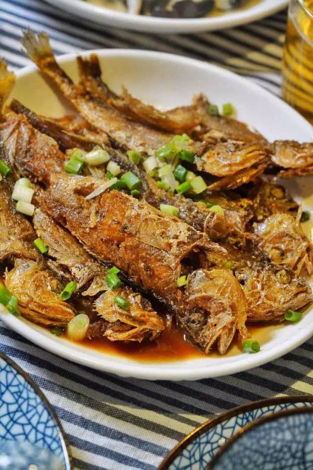 木葉夏民宿，云天收夏色木葉動秋聲