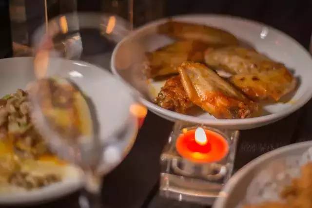 木葉夏民宿，云天收夏色木葉動秋聲