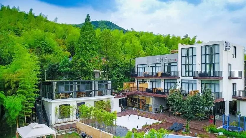 木葉夏民宿，云天收夏色木葉動秋聲