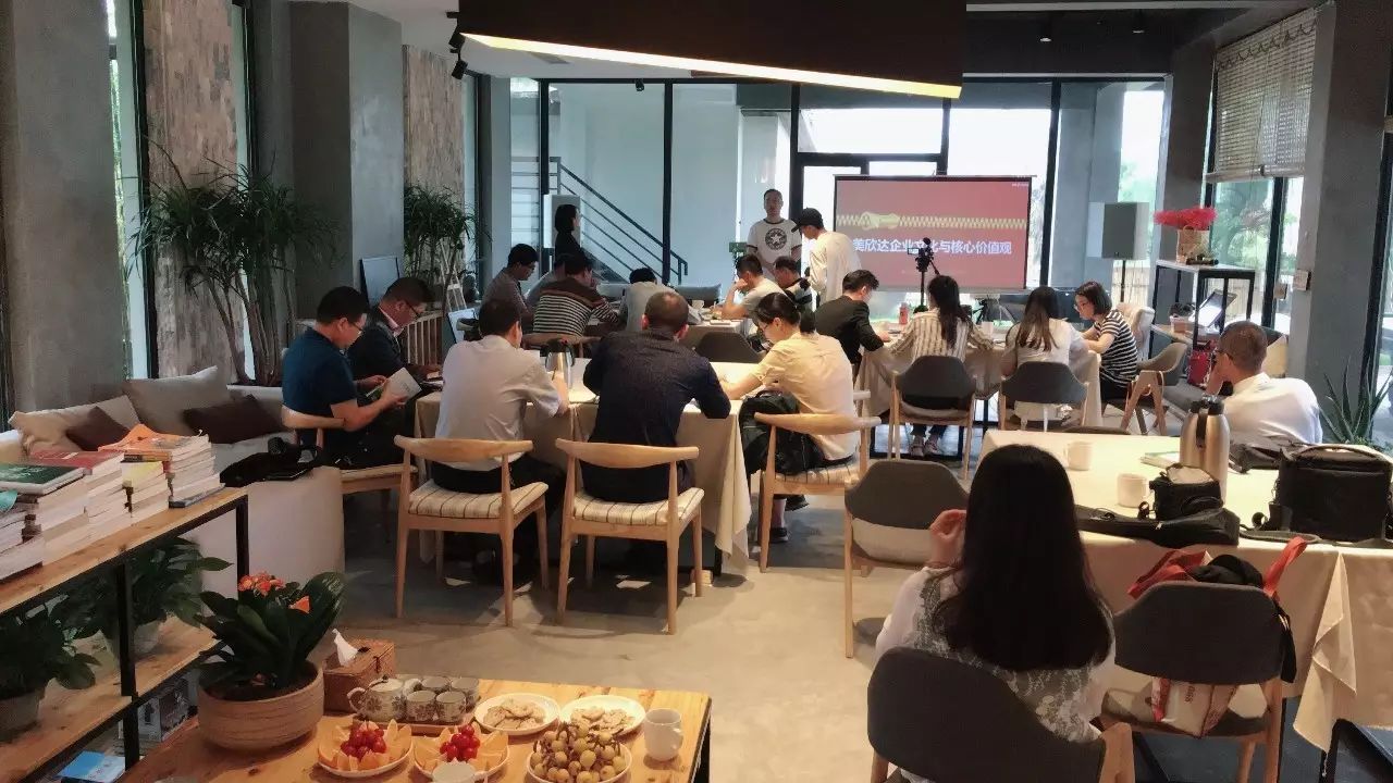 木葉夏民宿，云天收夏色木葉動(dòng)秋聲