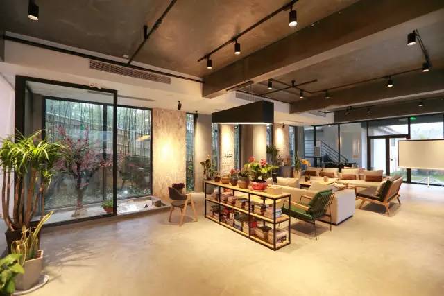 木葉夏民宿，云天收夏色木葉動秋聲