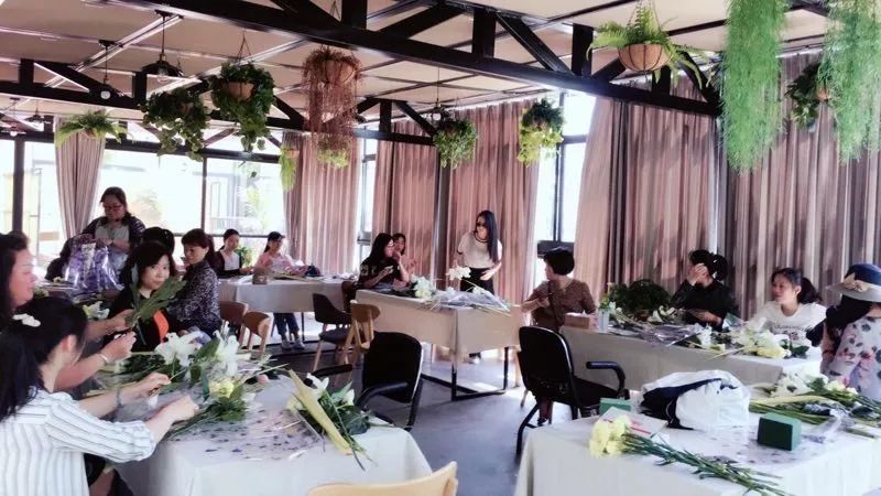 木葉夏民宿，云天收夏色木葉動(dòng)秋聲