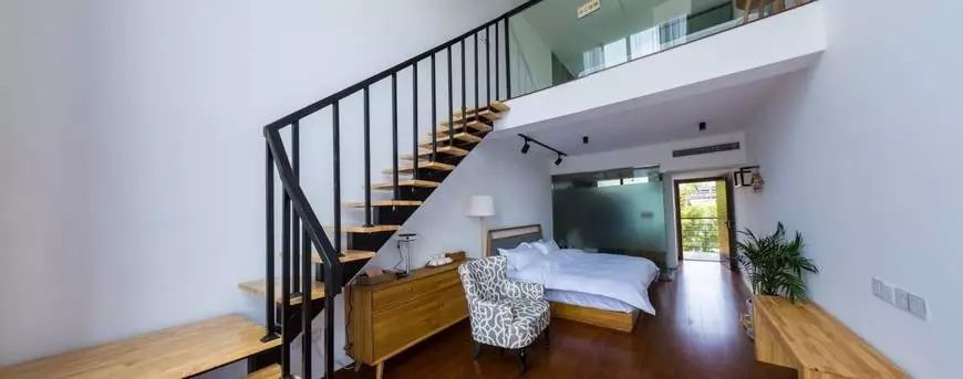 木葉夏民宿，云天收夏色木葉動(dòng)秋聲