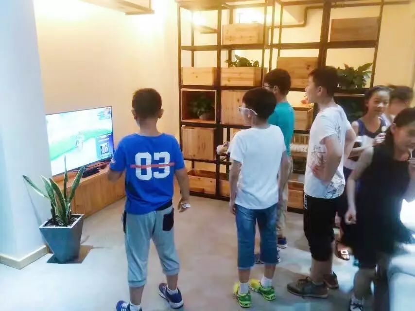 木葉夏民宿，云天收夏色木葉動(dòng)秋聲