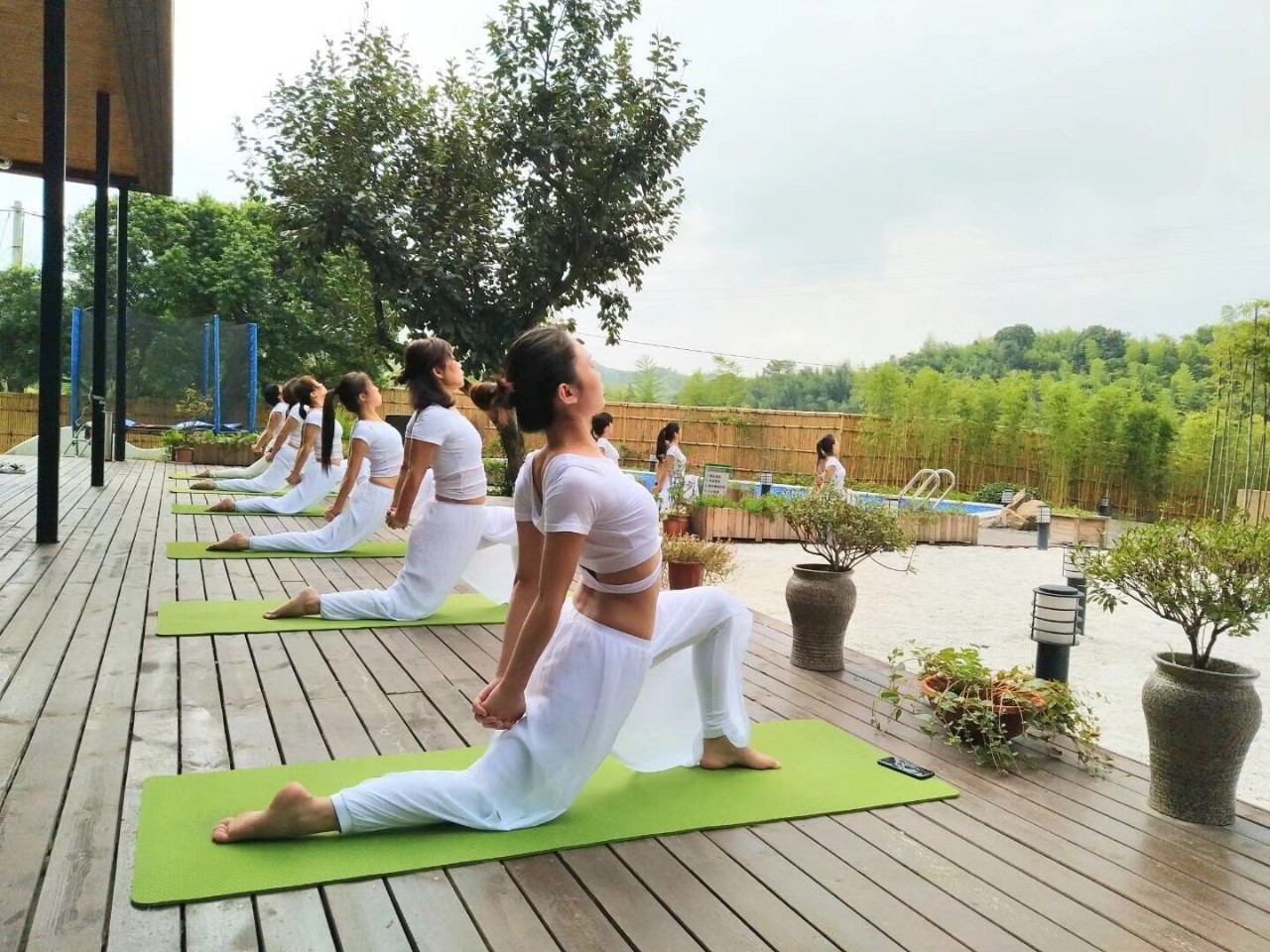 木葉夏民宿，云天收夏色木葉動(dòng)秋聲