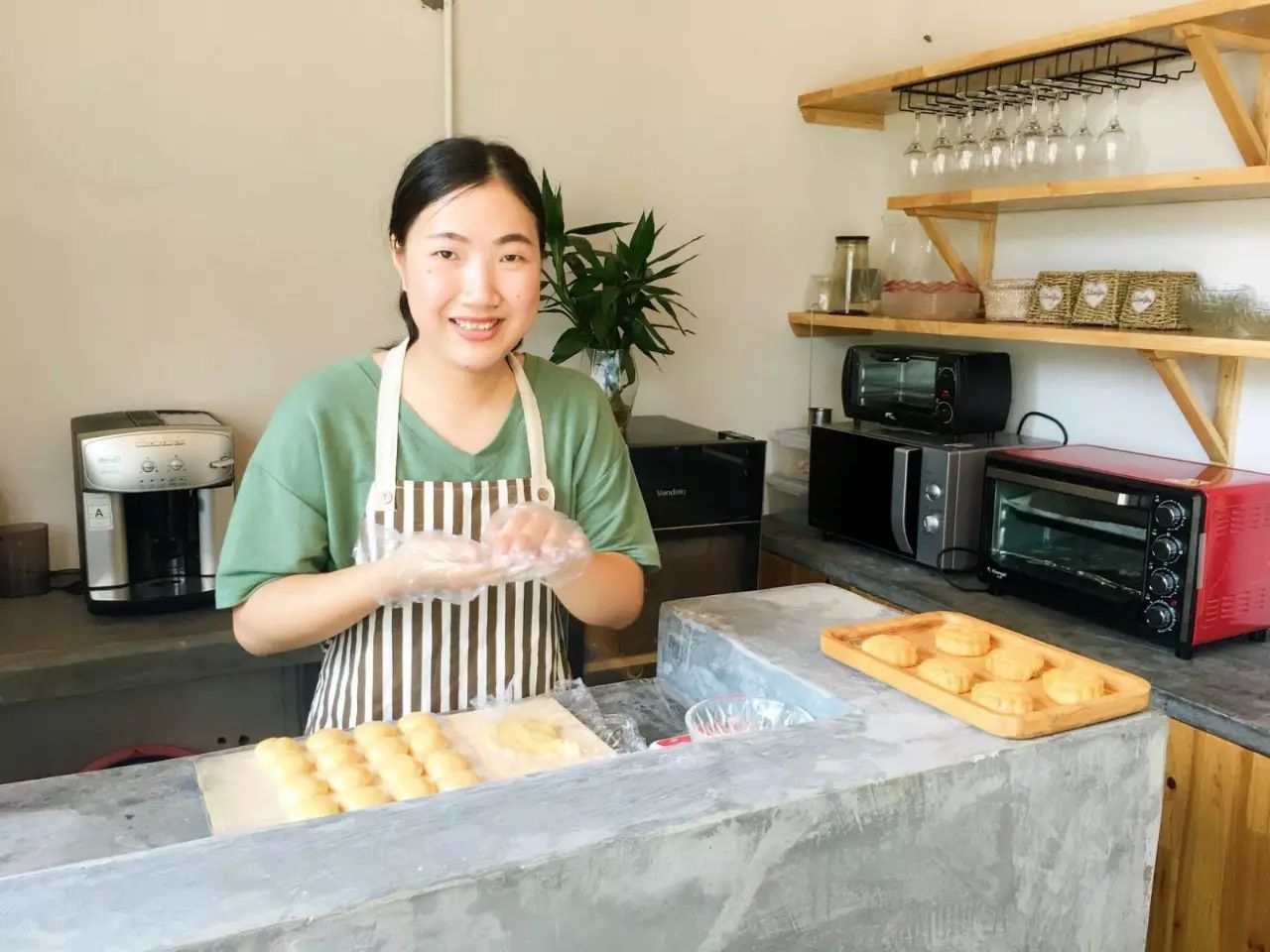 木葉夏民宿，云天收夏色木葉動(dòng)秋聲