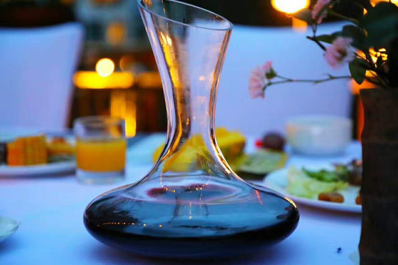 木葉夏民宿，云天收夏色木葉動(dòng)秋聲