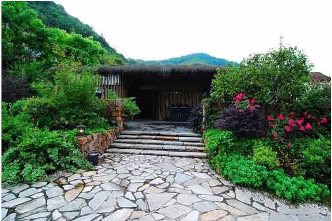 莫干山遙遠(yuǎn)的山民宿，溪聲不絕耳山色不離門