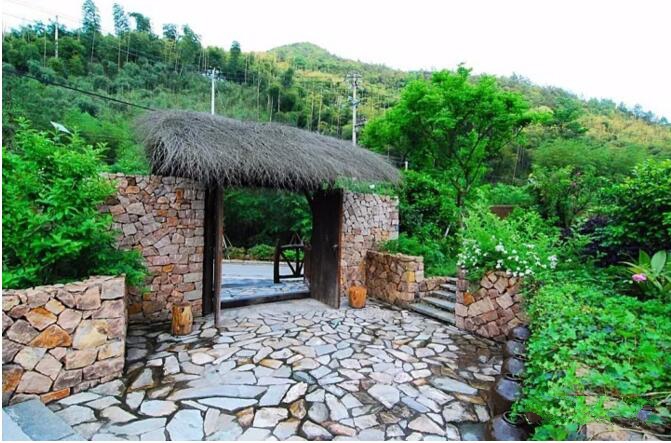 莫干山遙遠(yuǎn)的山民宿，溪聲不絕耳山色不離門