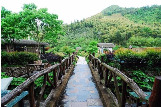 莫干山遙遠(yuǎn)的山民宿，溪聲不絕耳山色不離門