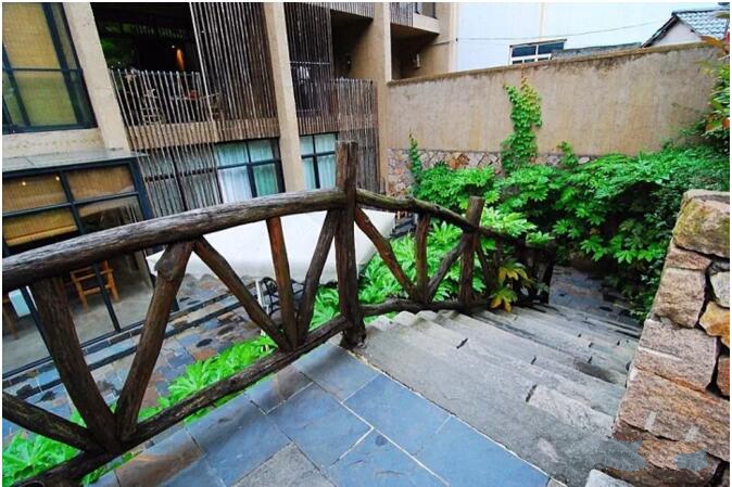 莫干山遙遠(yuǎn)的山民宿，溪聲不絕耳山色不離門