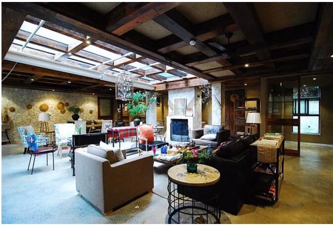 莫干山遙遠(yuǎn)的山民宿，溪聲不絕耳山色不離門