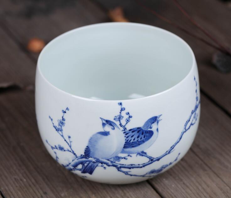 水盂，雖盛水?dāng)?shù)滴卻積水成淵