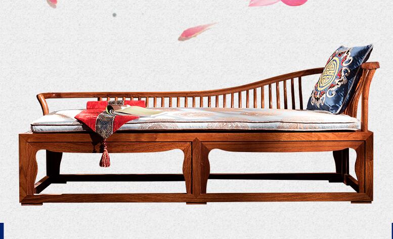 貴妃榻，榻上有一朵綻放的花