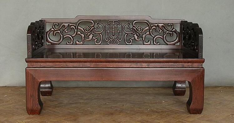 貴妃榻，榻上有一朵綻放的花