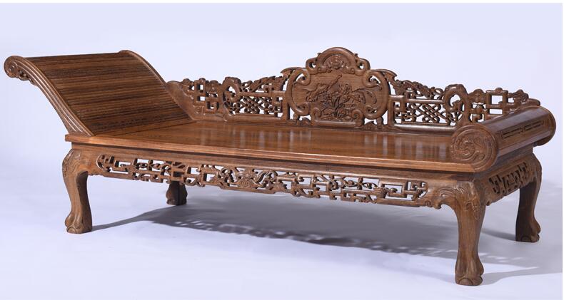 貴妃榻，榻上有一朵綻放的花