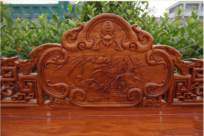 貴妃榻，榻上有一朵綻放的花