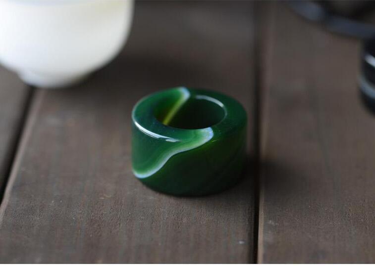 玉扳指，最美的指上風(fēng)情