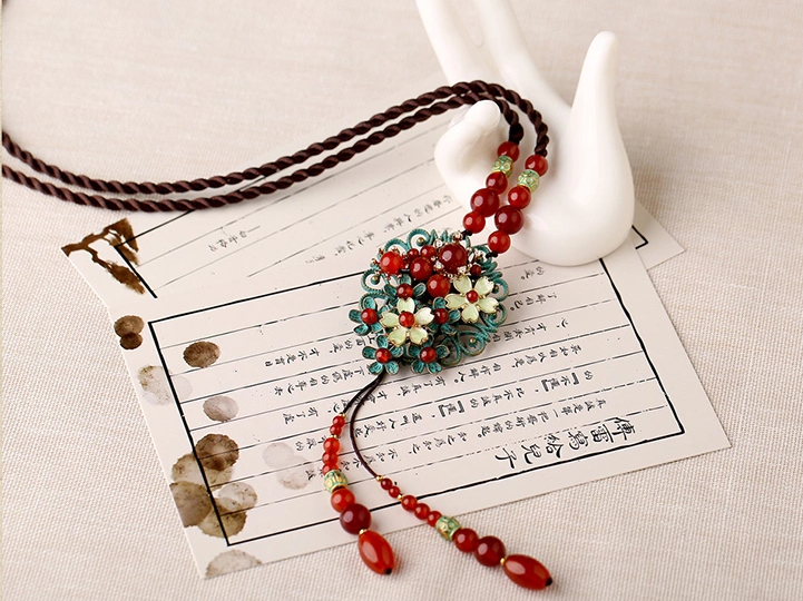 時尚家佳樂文學(xué)紅色瑪瑙鏤空花朵吊墜項鏈毛衣鏈