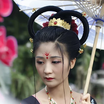 妖艷冷漠的女生頭像，唯美古風真人女子頭像