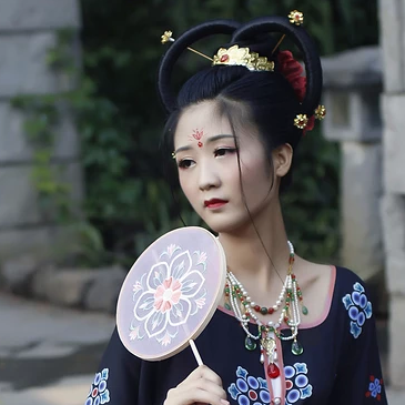 妖艷冷漠的女生頭像，唯美古風真人女子頭像