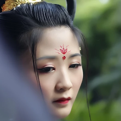 妖艷冷漠的女生頭像，唯美古風真人女子頭像