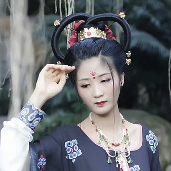 妖艷冷漠的女生頭像，唯美古風真人女子頭像